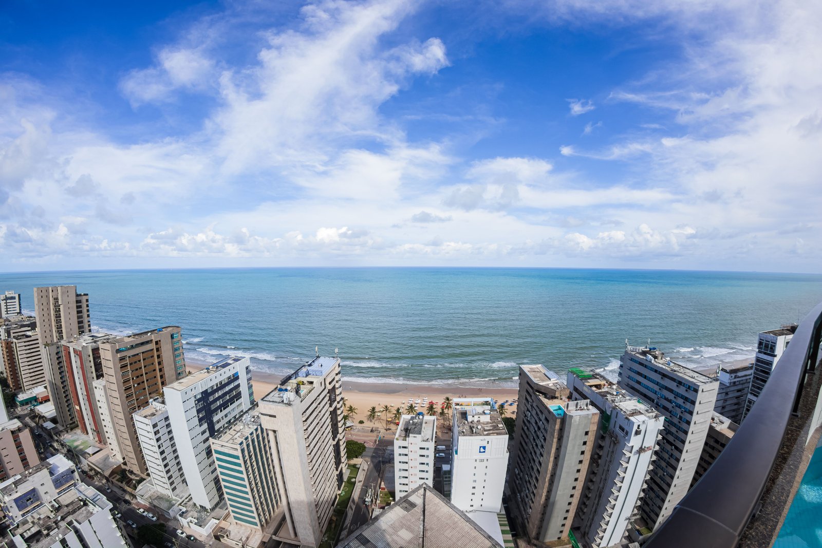 Praia urbana com recifes naturais em Recife - PE